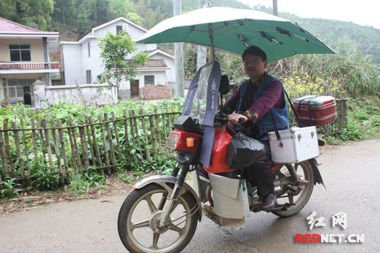 李石清出诊归来。