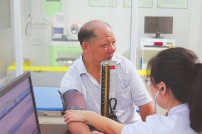 公办卫生所里，医生为群众诊疗。